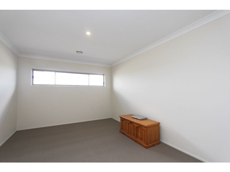 70 Mewburn Drive, Goulburn NSW 2580