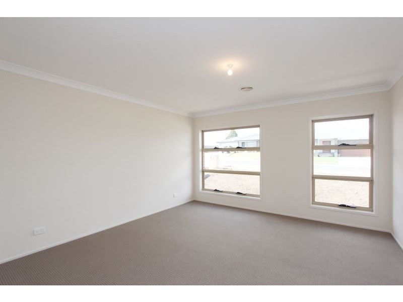 70 Mewburn Drive, Goulburn NSW 2580