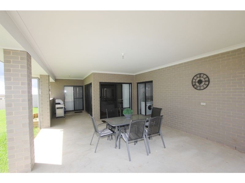 6 Fraser Close, Goulburn NSW 2580
