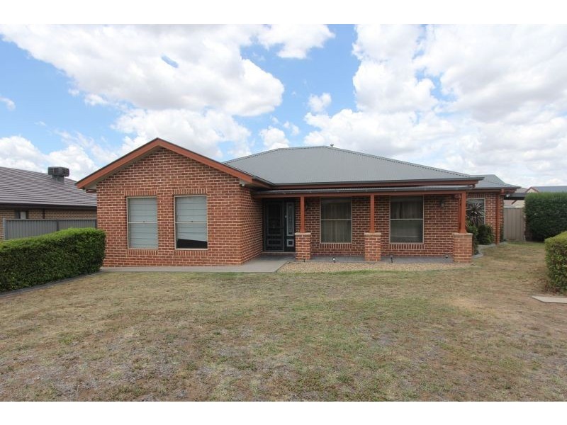 14 Hazelwood Place, Goulburn NSW 2580