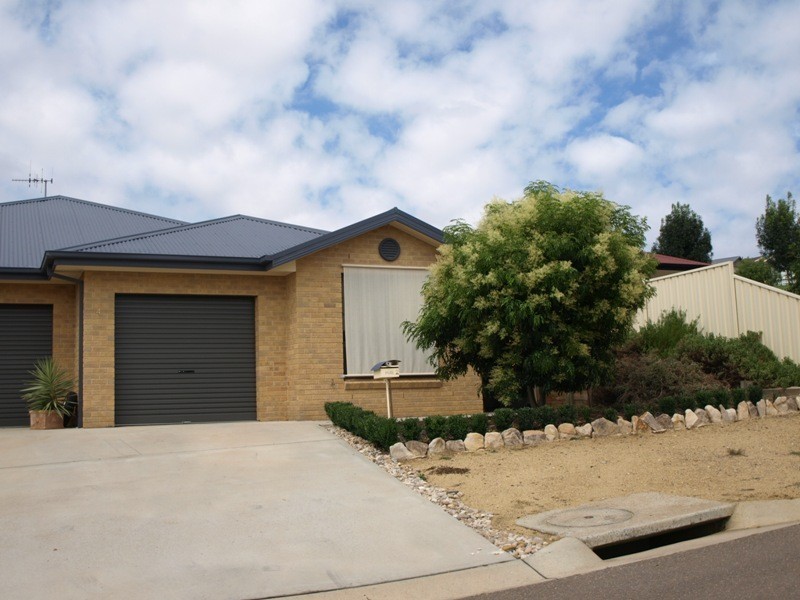 2/4 Moore Place, Goulburn NSW 2580