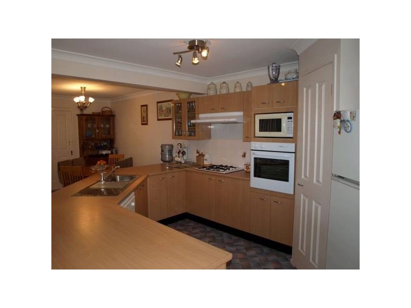 27 Crestwood Drive, Goulburn NSW 2580