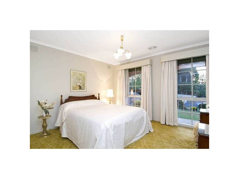 1/2 Milton Street, Canterbury VIC 3126