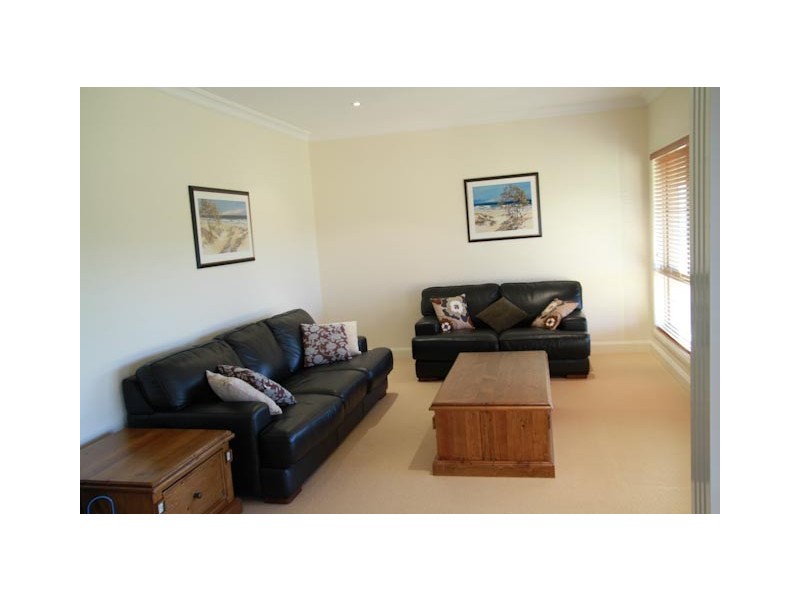 2 Tranquil Close, Louth Park NSW 2320