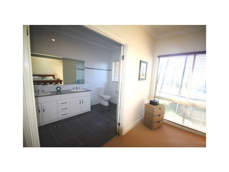 2 Tranquil Close, Louth Park NSW 2320