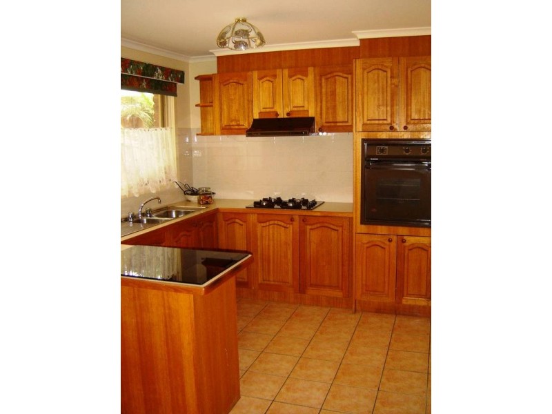 16 Broome Crescent, Cranbourne North VIC 3977