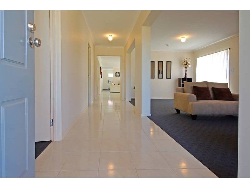 4 Hanrahan Wynd, Lynbrook VIC 3975