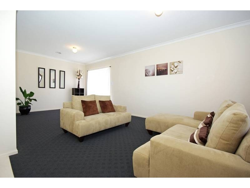 4 Hanrahan Wynd, Lynbrook VIC 3975