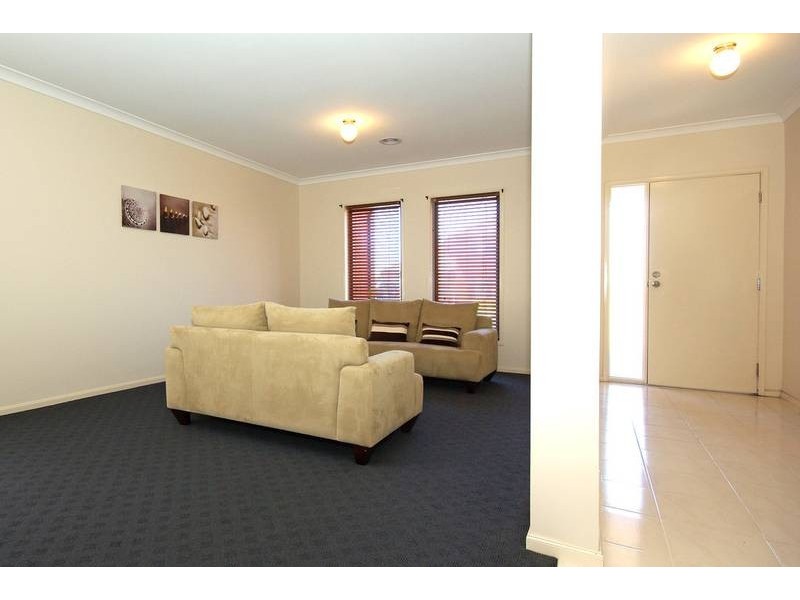 4 Hanrahan Wynd, Lynbrook VIC 3975