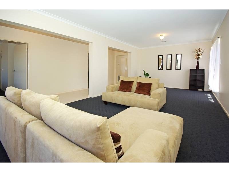 4 Hanrahan Wynd, Lynbrook VIC 3975