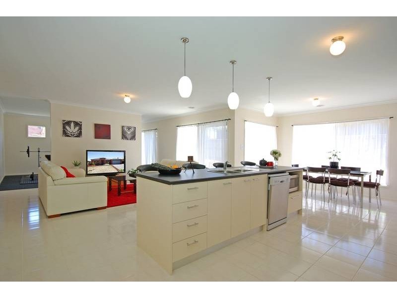 4 Hanrahan Wynd, Lynbrook VIC 3975