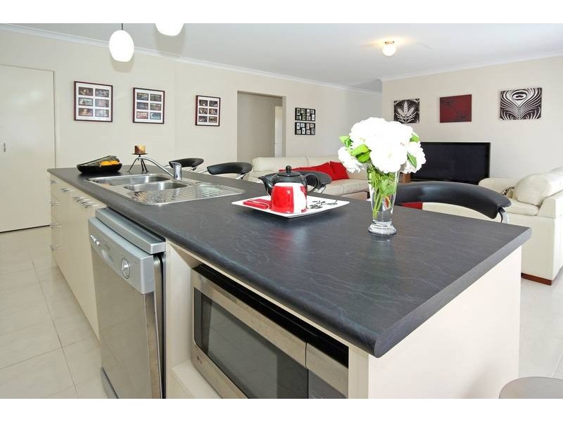 4 Hanrahan Wynd, Lynbrook VIC 3975