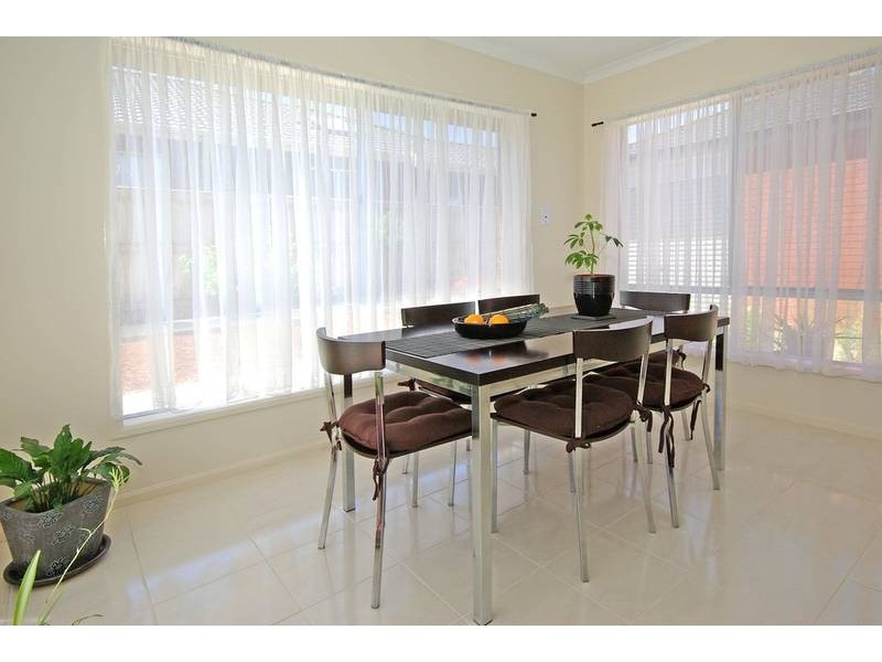 4 Hanrahan Wynd, Lynbrook VIC 3975