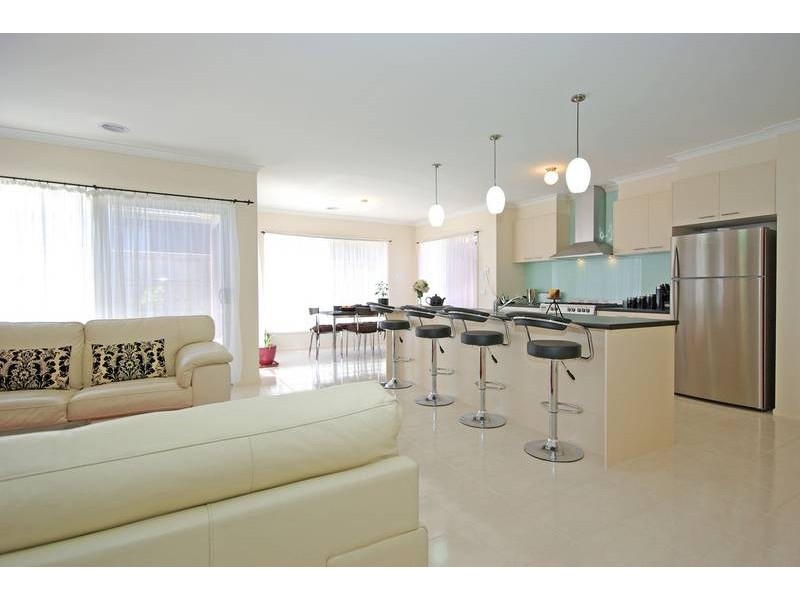 4 Hanrahan Wynd, Lynbrook VIC 3975