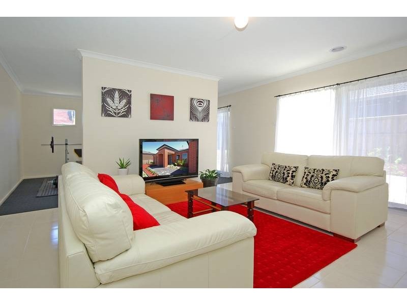 4 Hanrahan Wynd, Lynbrook VIC 3975