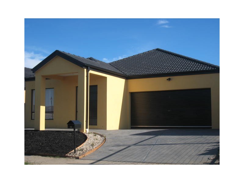 9 Downing Square, Pakenham VIC 3810