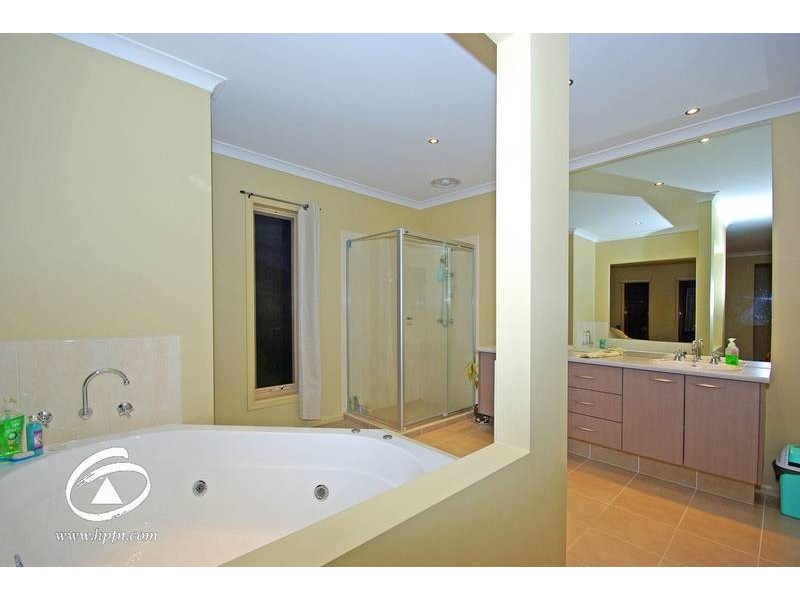 11 Canadian Maple Place, Lyndhurst VIC 3975