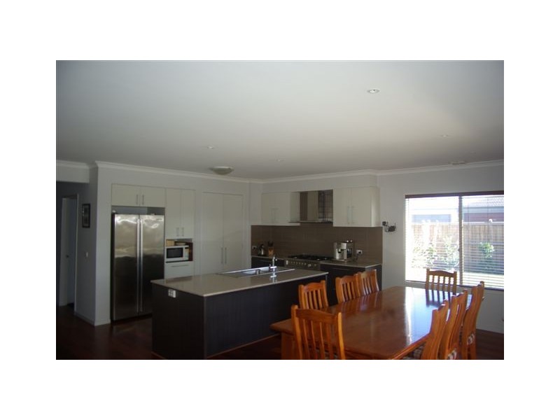 16 Saltbush Avenue, Lyndhurst VIC 3975