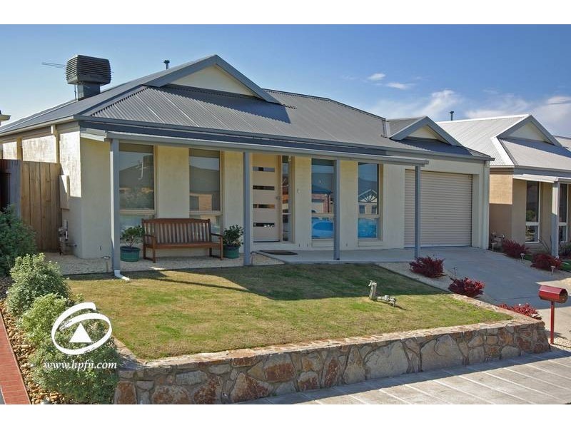16 Hanrahan Wynd, Lynbrook VIC 3975