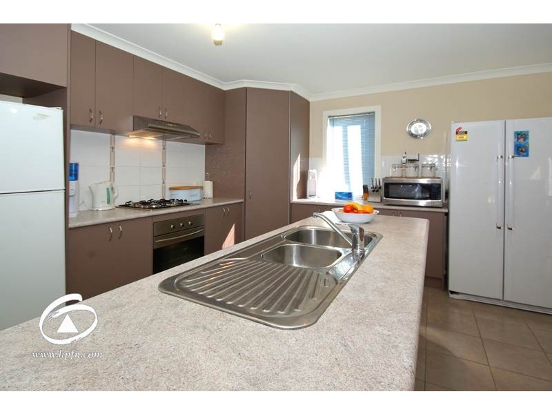 16 Hanrahan Wynd, Lynbrook VIC 3975