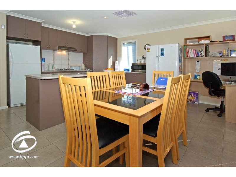 16 Hanrahan Wynd, Lynbrook VIC 3975