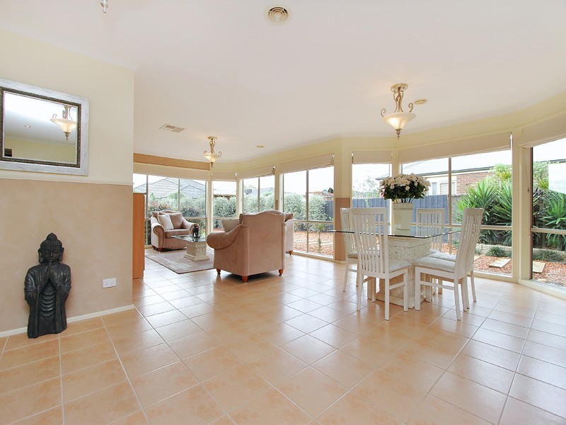 23 Hasluck Crescent, Lynbrook VIC 3975