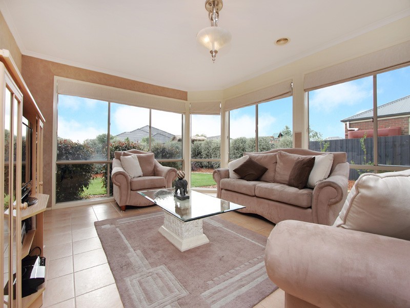 23 Hasluck Crescent, Lynbrook VIC 3975