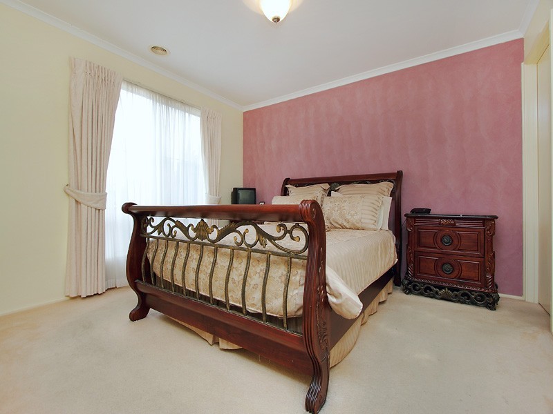 23 Hasluck Crescent, Lynbrook VIC 3975
