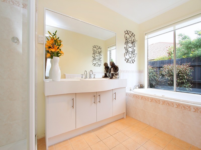23 Hasluck Crescent, Lynbrook VIC 3975