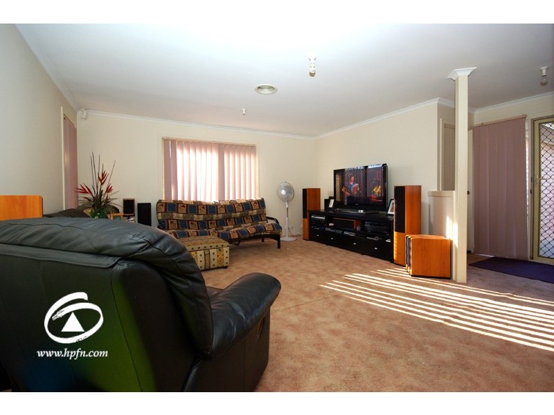 8 Woodside Close, Hampton Park VIC 3976