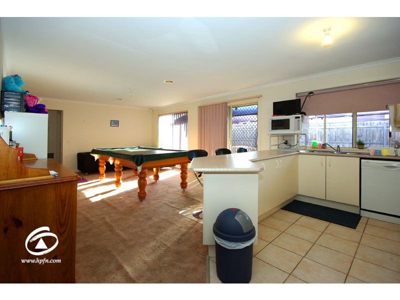 8 Woodside Close, Hampton Park VIC 3976