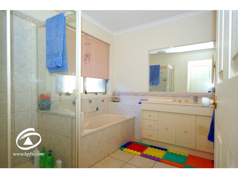 8 Woodside Close, Hampton Park VIC 3976