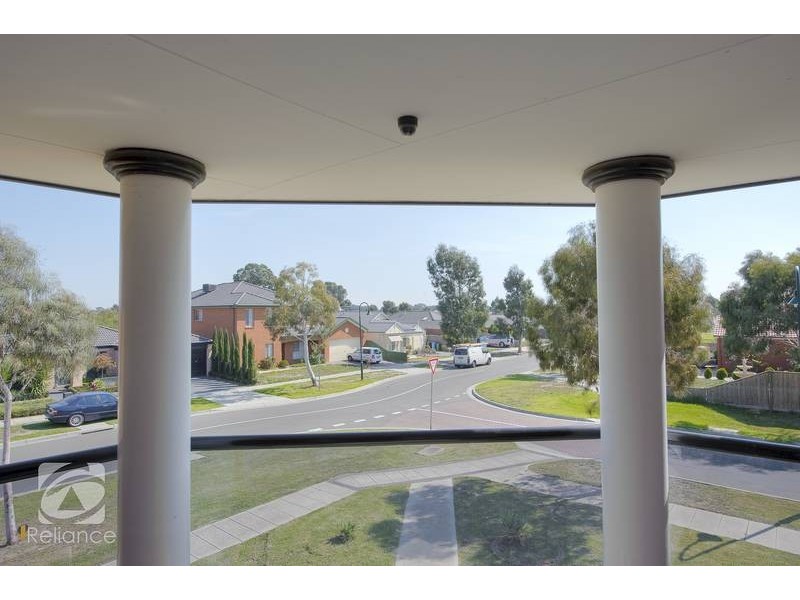 1 Dennis Close, Lynbrook VIC 3975