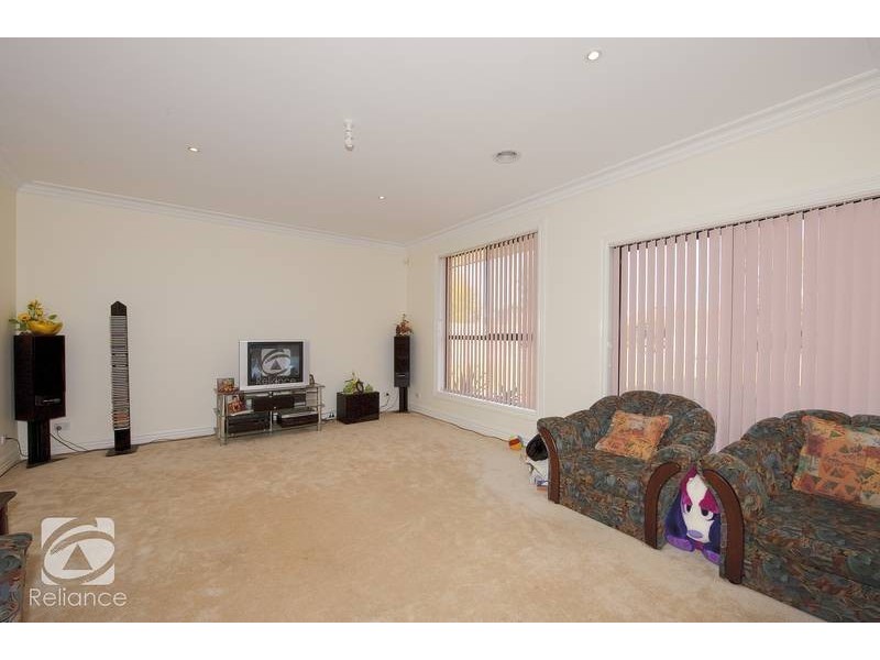 1 Dennis Close, Lynbrook VIC 3975