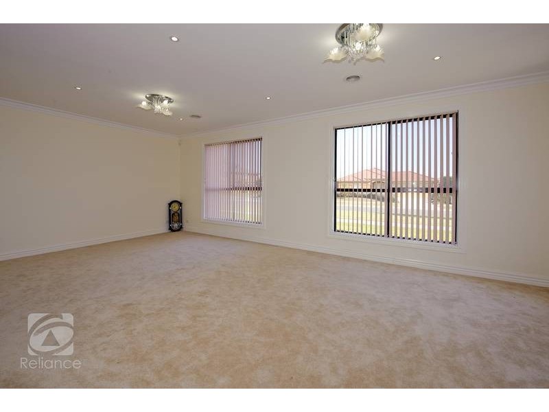 1 Dennis Close, Lynbrook VIC 3975