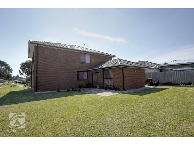 1 Dennis Close, Lynbrook VIC 3975