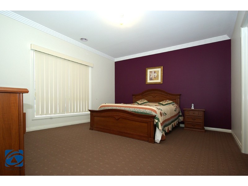 4 Boldrewood Place, Lynbrook VIC 3975