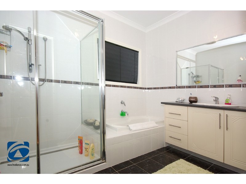 4 Boldrewood Place, Lynbrook VIC 3975