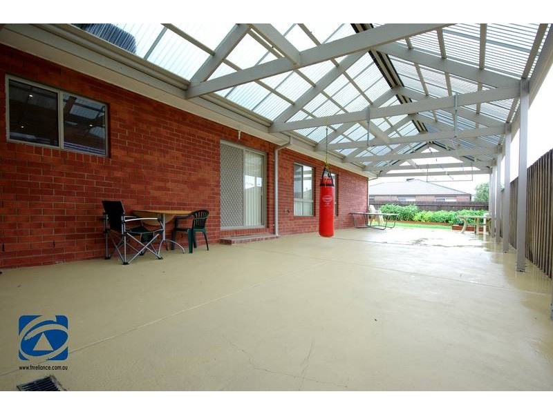 4 Boldrewood Place, Lynbrook VIC 3975