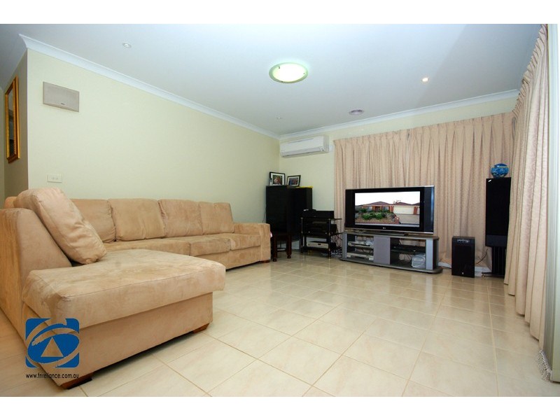 10 Hanrahan Wynd, Lynbrook VIC 3975