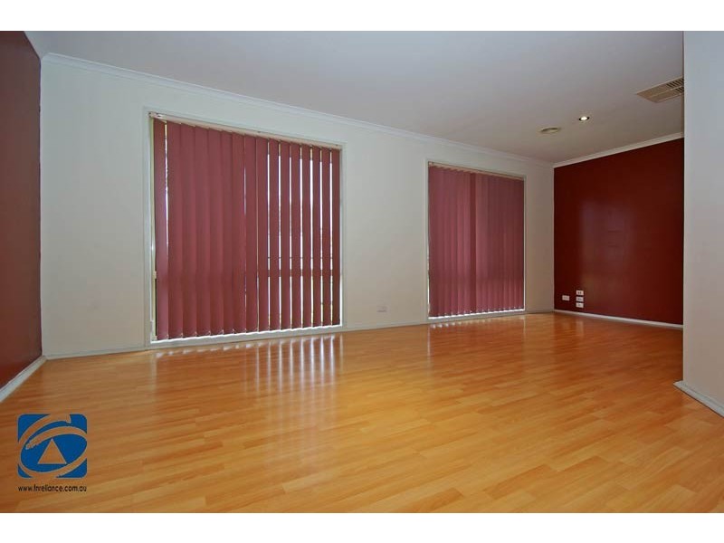 10 Slessor Avenue, Lynbrook VIC 3975