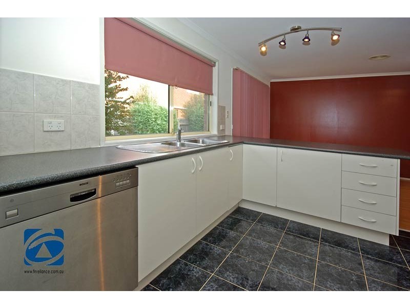 10 Slessor Avenue, Lynbrook VIC 3975