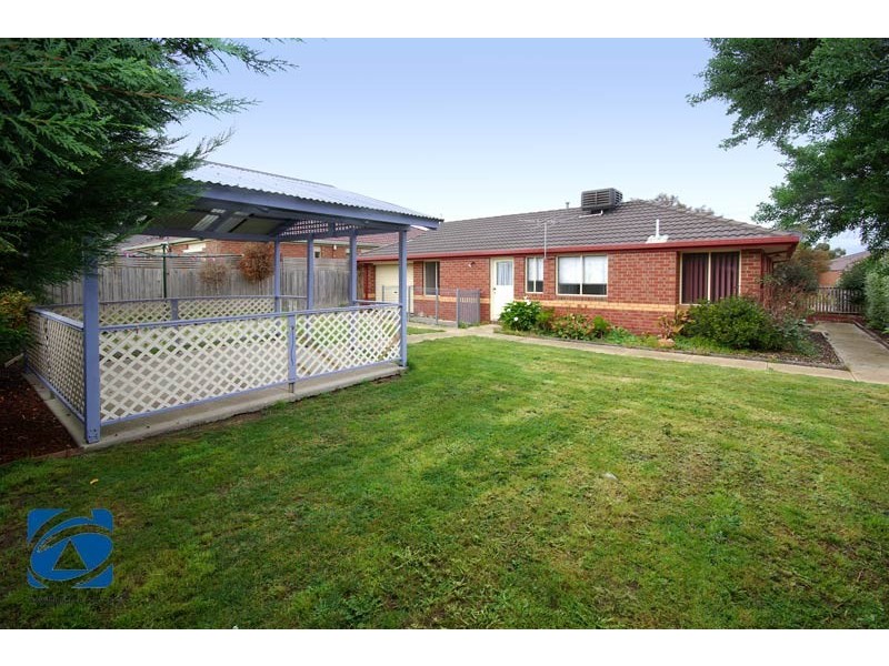 10 Slessor Avenue, Lynbrook VIC 3975