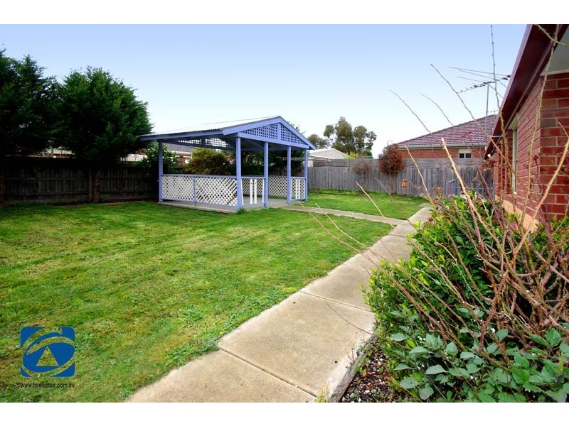 10 Slessor Avenue, Lynbrook VIC 3975