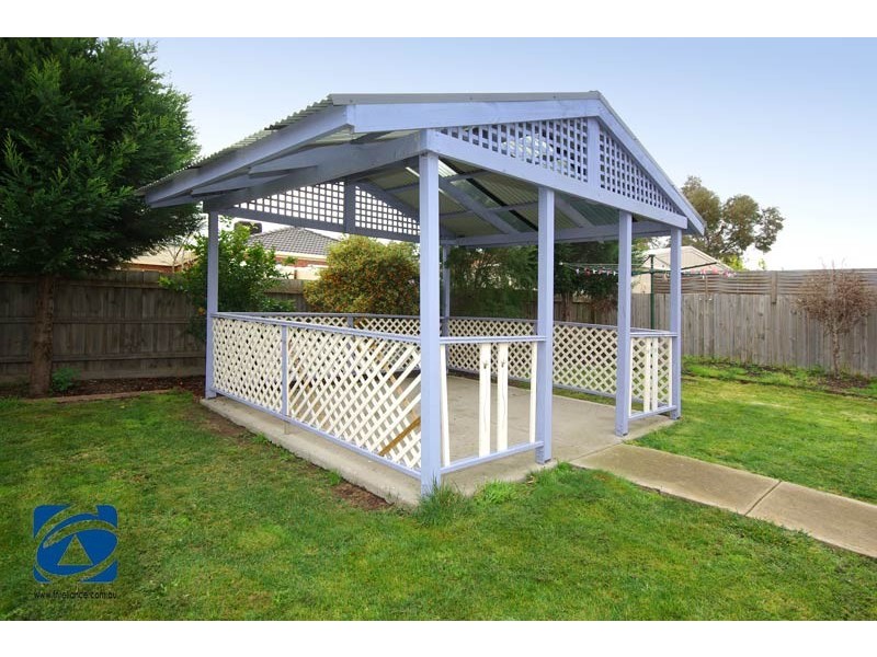 10 Slessor Avenue, Lynbrook VIC 3975