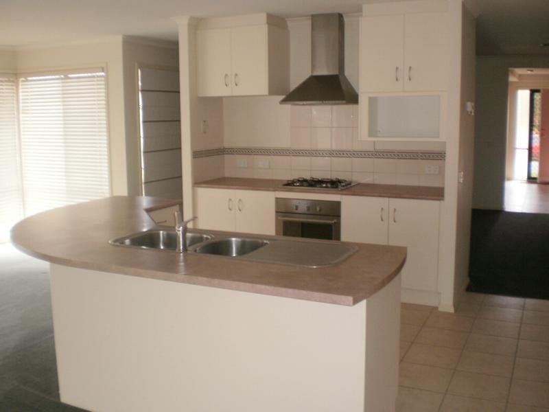 31 Glenshee Drive, Lynbrook VIC 3975