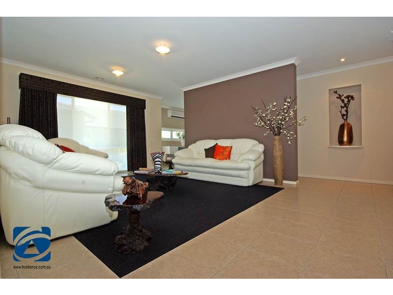 10 Hal Porter Terrace, Lynbrook VIC 3975