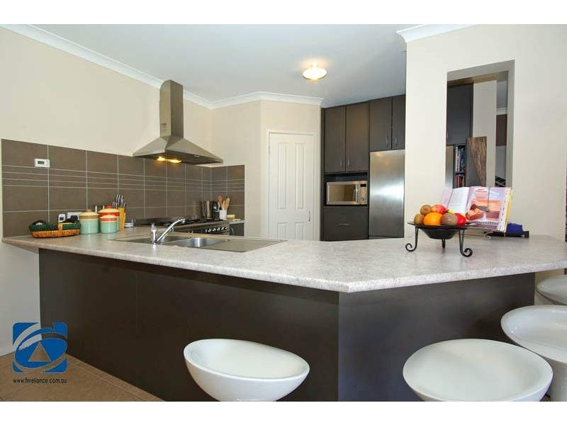 10 Hal Porter Terrace, Lynbrook VIC 3975