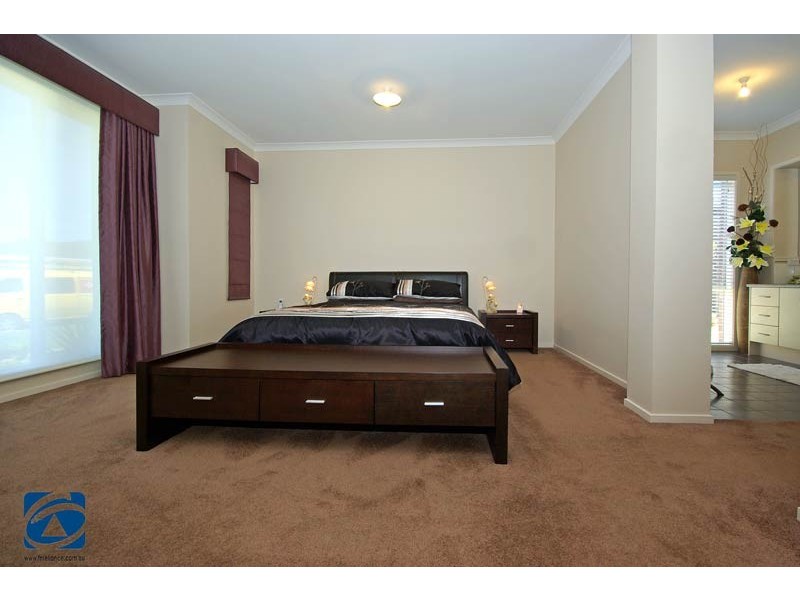 10 Hal Porter Terrace, Lynbrook VIC 3975