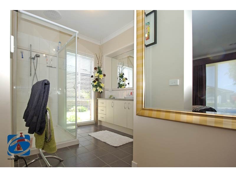 10 Hal Porter Terrace, Lynbrook VIC 3975